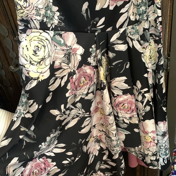 White House black market Spring bouquet multi Blk w ruffle hem SIZE 12 - Picture 7 of 7